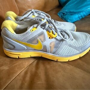 Nike Livestrong athletic shoes wm 9